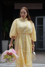 Vestido con cinturón amarrillo