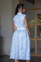 Vestido azul con cinturón
